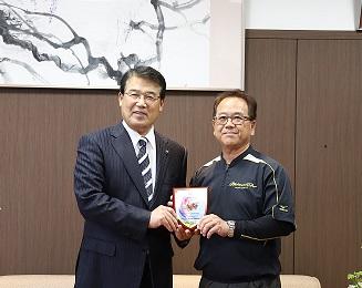 市長と香港チームのパトリック会長の写真