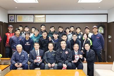 表敬訪問した香港男子ソフトボールナショナルチームの皆さんと市長の集合写真
