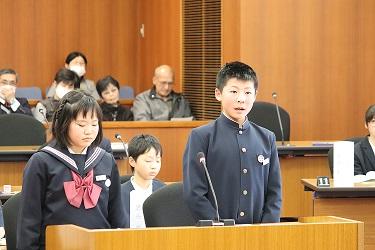 子ども議会で発言する児童の写真