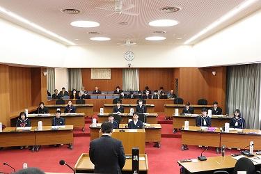 市議会本会議場で開会された子ども議会全体の写真