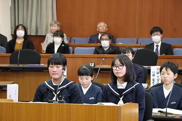 子ども議会に参加している児童らの様子の写真