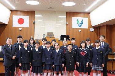 子ども議会参加児童らの集合写真