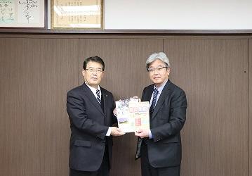 NTTタウンページ株式会社の代表者と市長の贈呈式の記念写真