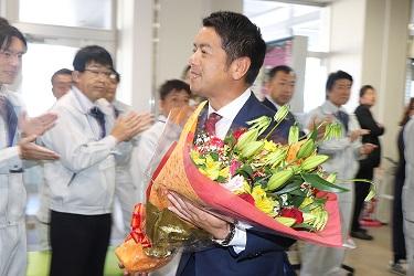 笑顔で花束を抱える市長の写真