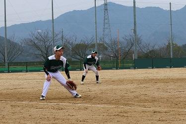 守備位置で構える選手らの写真