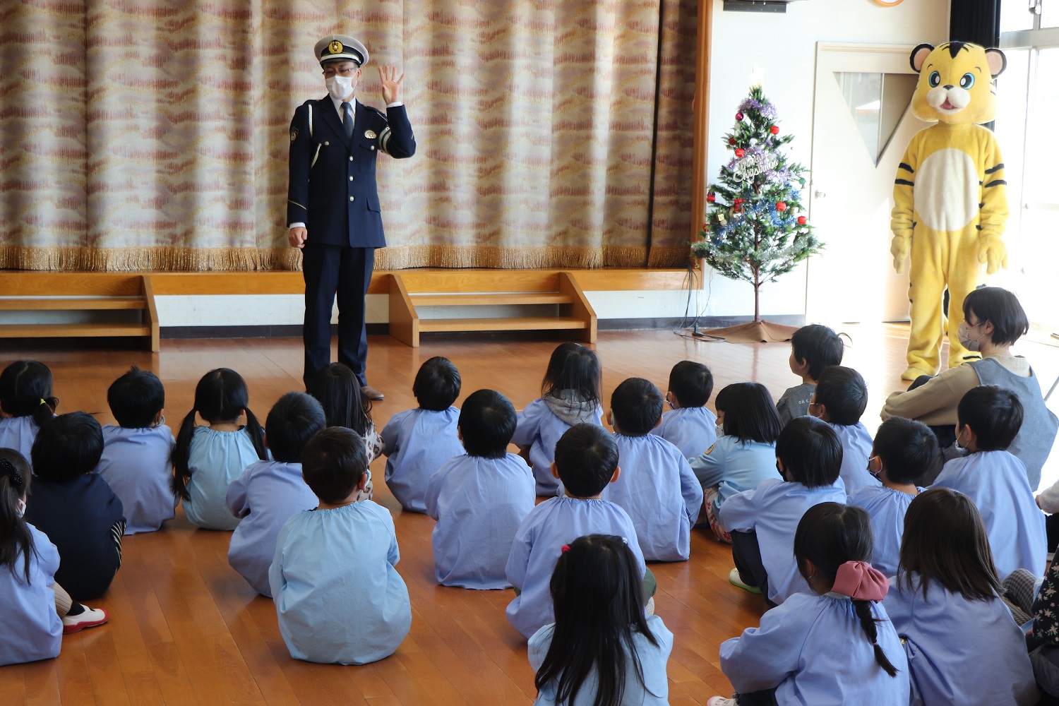 東かがわ警察署のおまわりさんのお話しを真剣に聞いている園児たちの写真