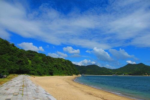 青空の下で綺麗な瀬戸内の海が広がっている写真