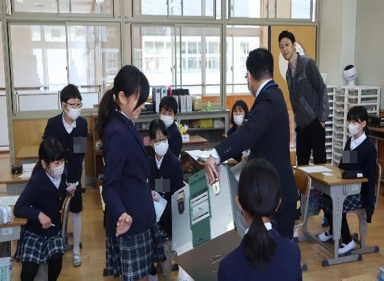 1人目の選挙人が投票箱の中に何も入っていないかを確認