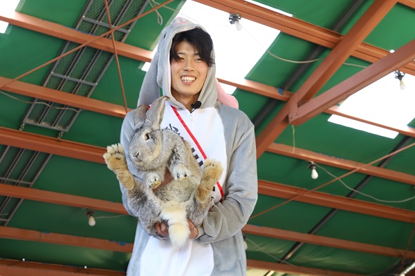 ウサギの着ぐるみを着た飼育員さんとフレミッシュジャイアントのジョンくん