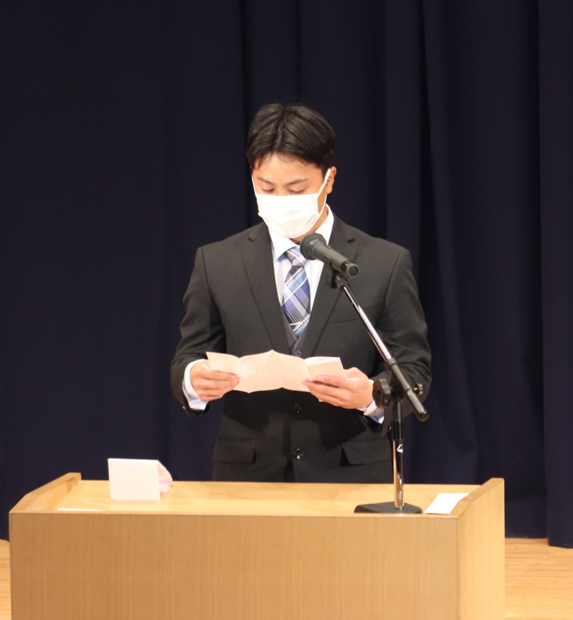 成人式実行委員長の米澤成志さんが挨拶している様子の写真