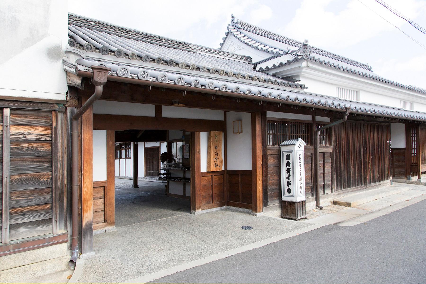 瓦屋根に木造の門構えが歴史を感じる讃州井筒屋敷の写真