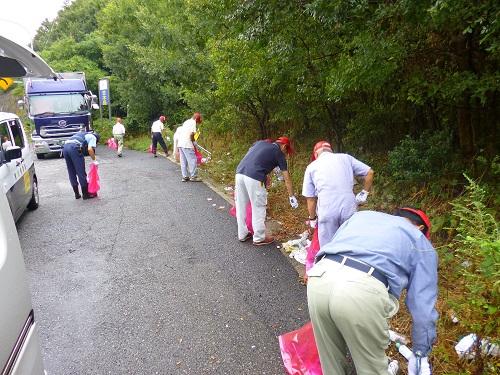 環境パトロール隊が林道沿いを清掃している様子の写真