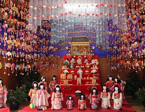 ひな人形や多くの日本人形や飾りが展示されている様子の写真