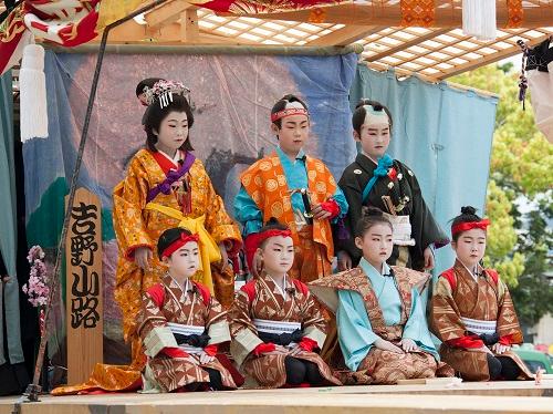 伝統行事で和服を着飾った子供らの写真