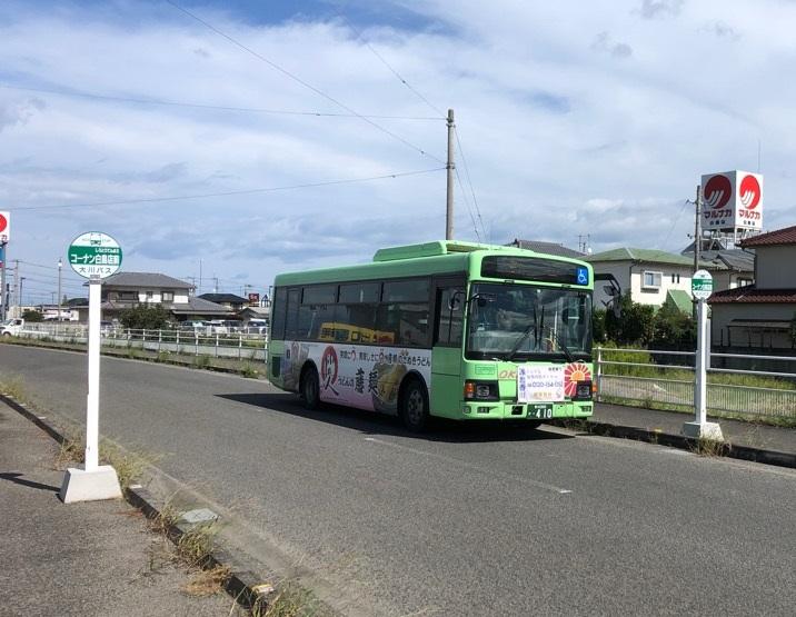 コーナン白鳥店のバス停前を走る大川バスの写真